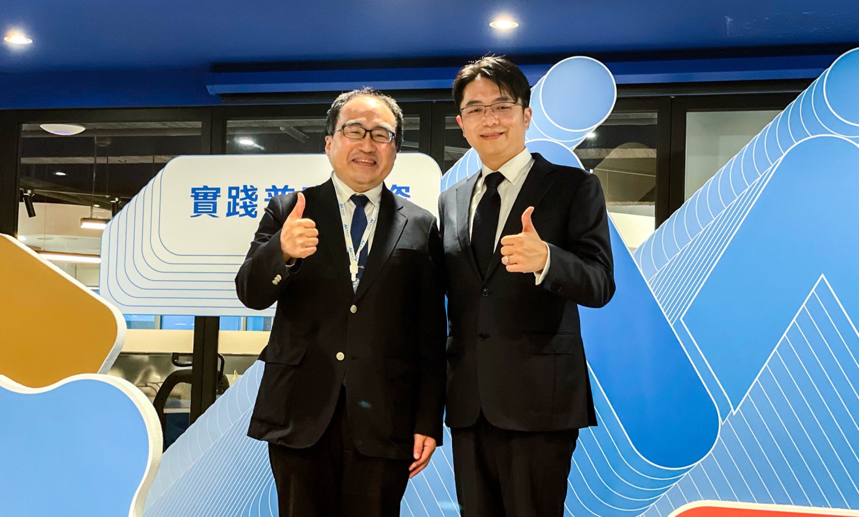 數位發展部數位產業署署長呂正華與MAYO鼎恒數位科技創辦人暨執行長簡士評